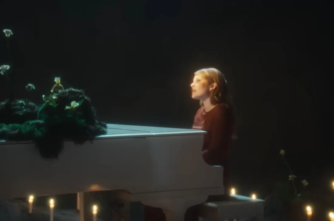 Coeur de Pirate dans le clip de "Château de sable"