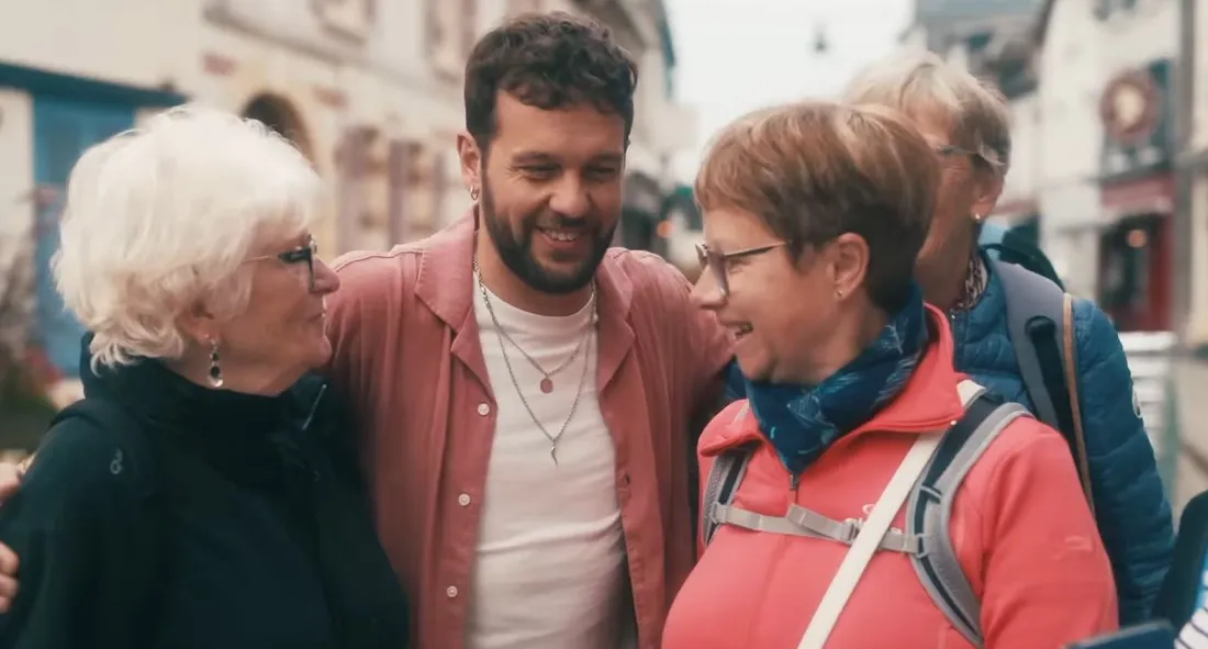 Claudio Capéo dans le clip de "Tour de France"