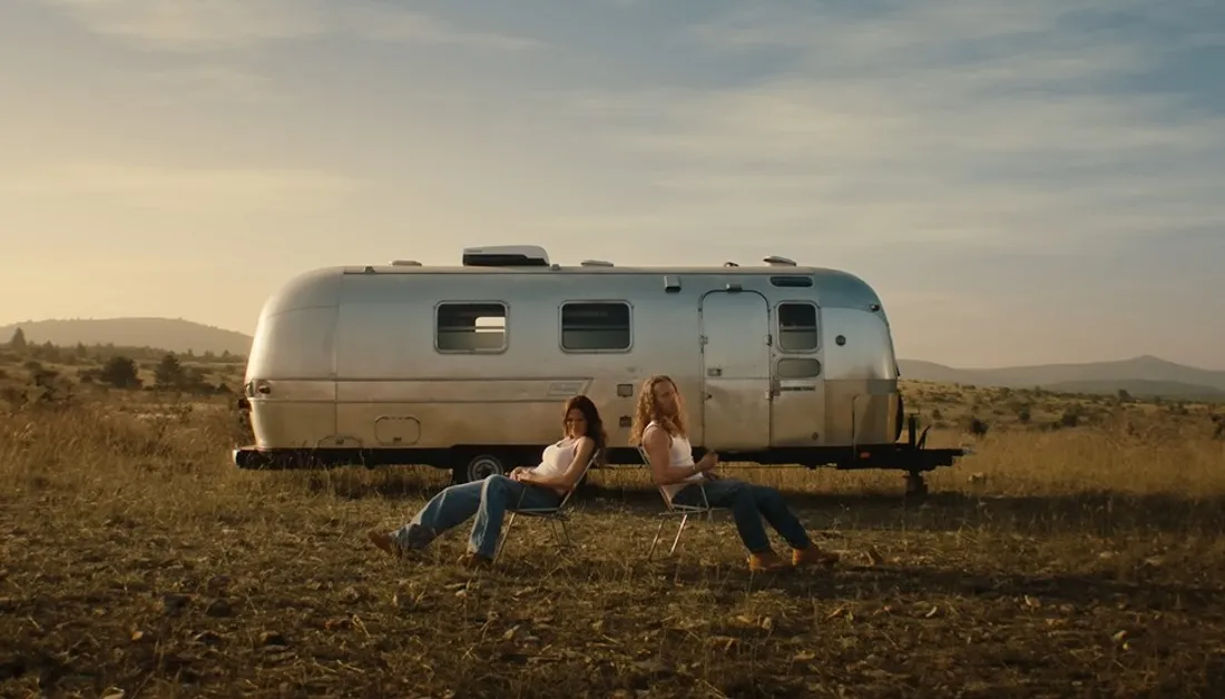 Vitaa et Julien Doré dans le clip de "Viens on essaie"