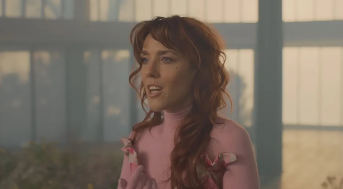 Zaz dans le clip "De couleurs vives"