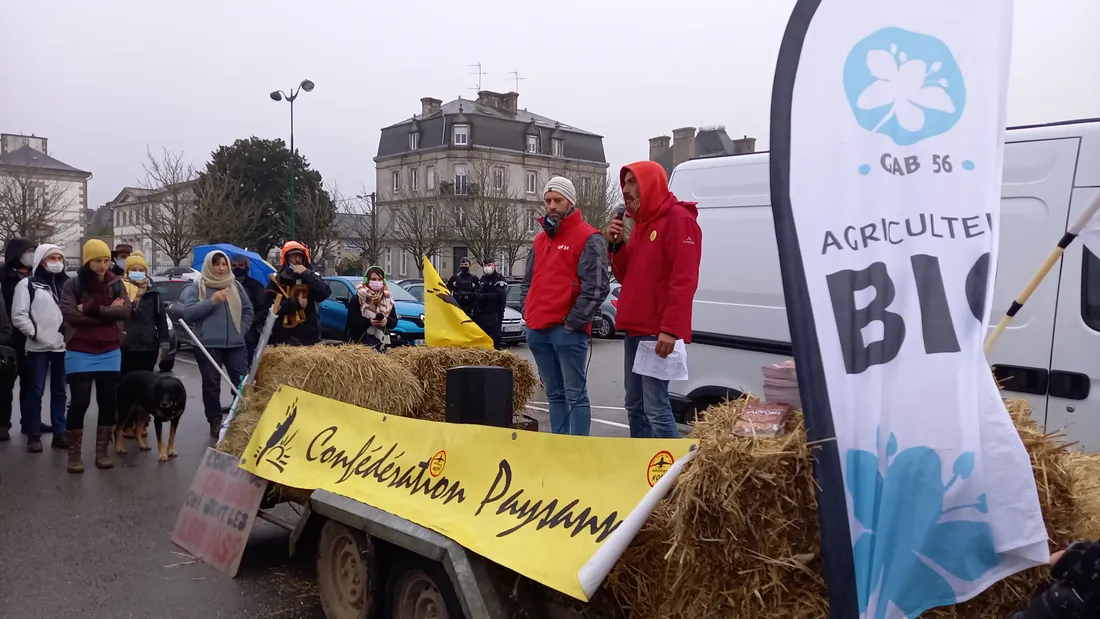 Julien Hamon (à droite) prend la parole devant la cinquantaine d'agriculteurs présent. 