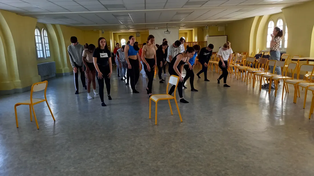 Le groupe danse en pleine répétition.