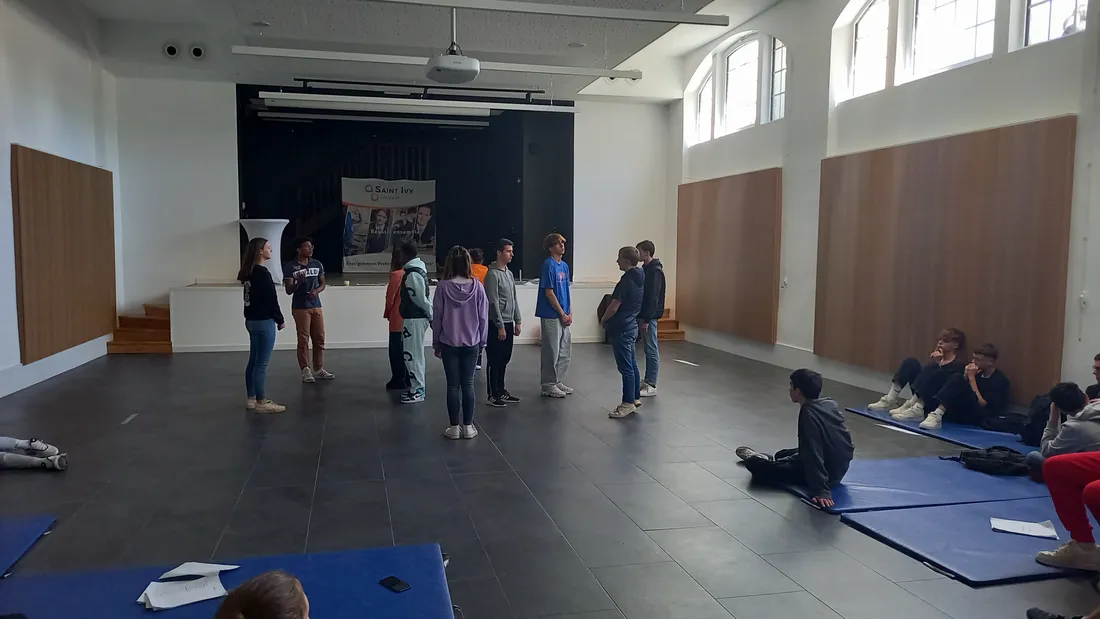 Les élèves apprennent les répliques et le placement sur la scène.