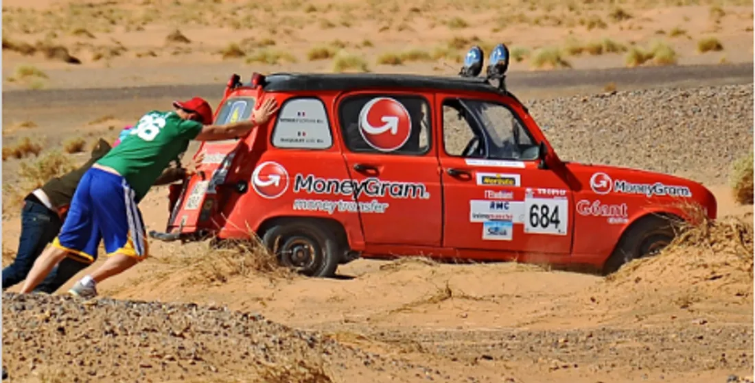 L'entraide pendant la course entre les concurrents ensablés. 