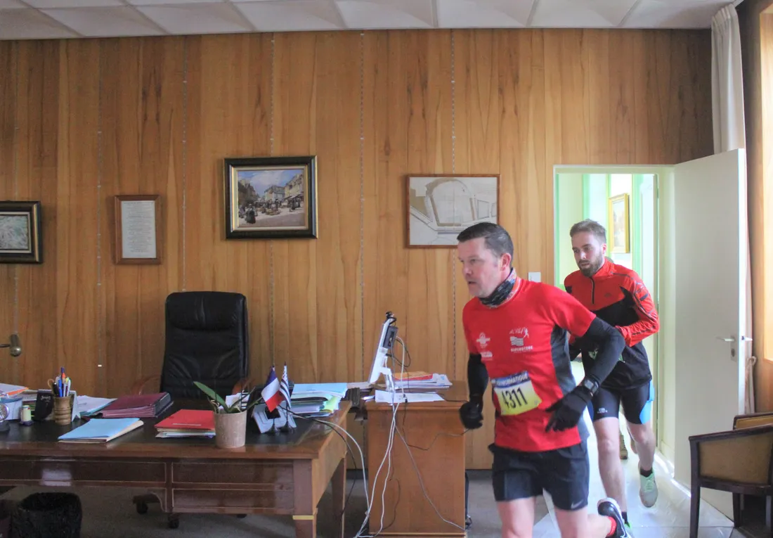 Le parcours se terminait par la mairie, dont un passage dans le bureau de madame la maire. 