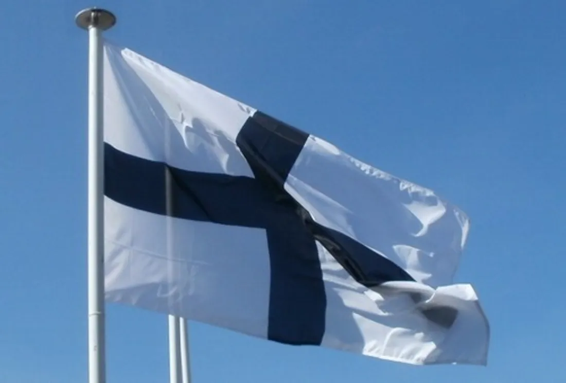 Le drapeau Kroaz Du (Croix Noire en français). 