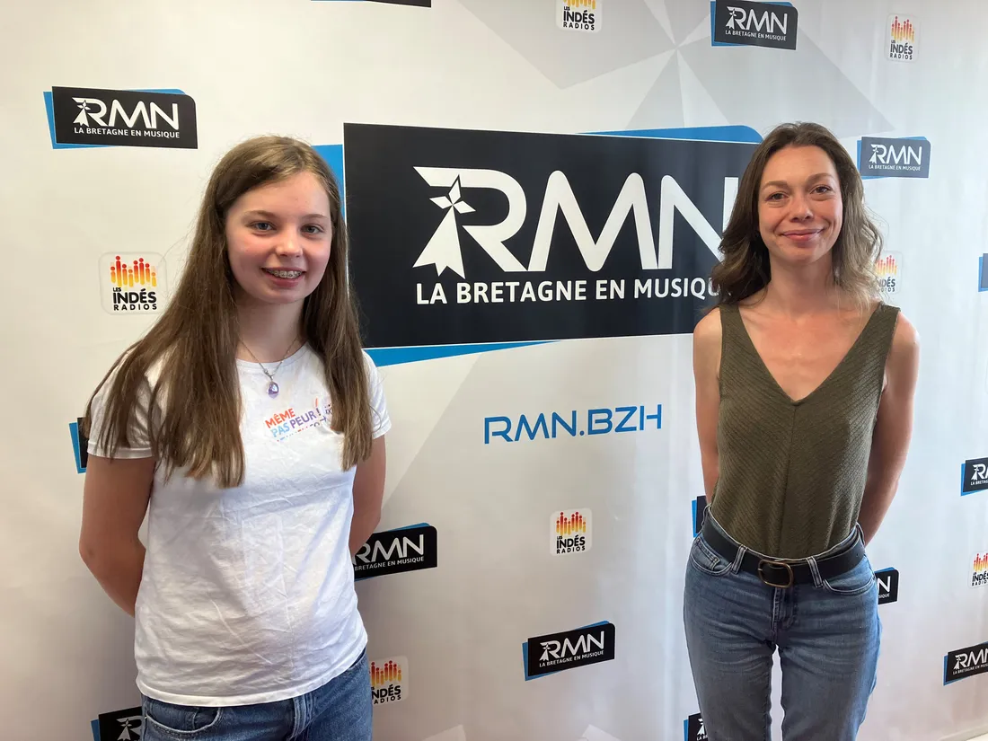 Maïann, une des adolescentes ayant pris part au projet, accompagnée par Louise Merdi