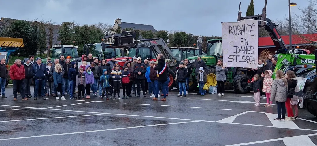 Mobilisation contre la fermeture d'une classe à l'école Julie Daubié de Saint-Ségal