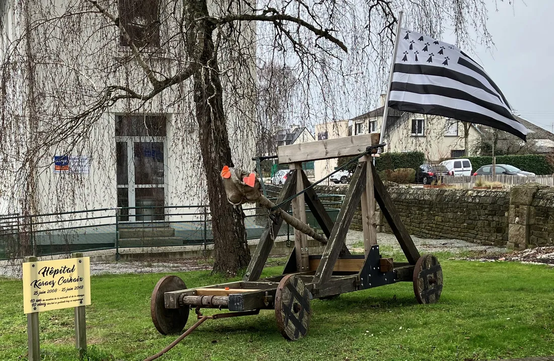À Carhaix, la catapulte est de sortie, symbole de la mobilisation de 2008. 