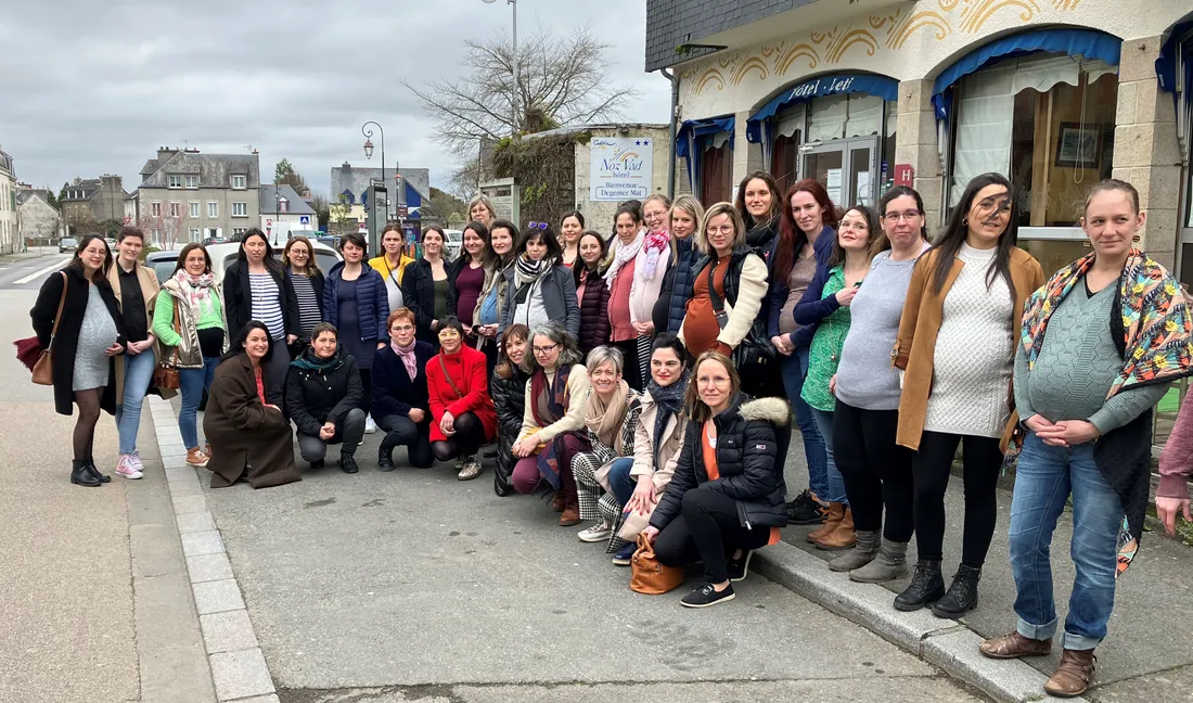 Une trentaine de mères et futures mères rassemblées pour montrer leur envie d'accoucher à Carhaix. 