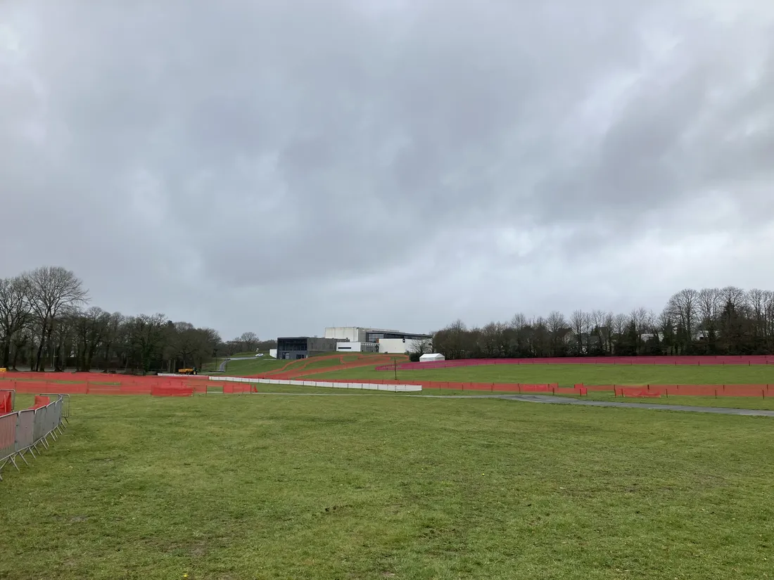 La plaine de Kérampuilh habillée de balises pour ce week-end. 