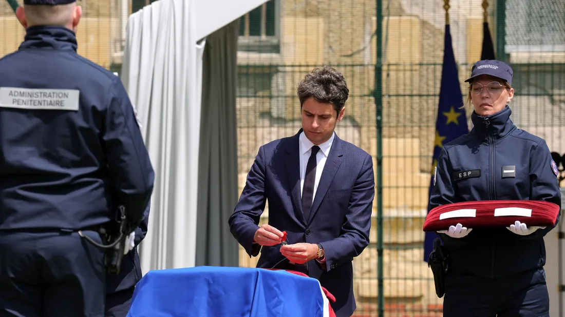 Gabriel Attal lors de l'hommage national rendu aux deux agents pénitentiaires tués dans l'Eure 