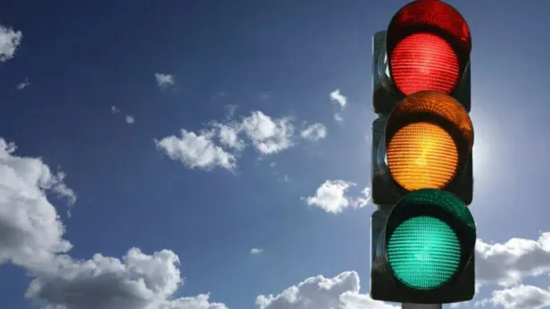 Un ingénieur propose d’ajouter une couleur blanche aux feux de circulation