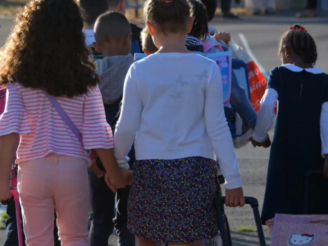 Des écoliers vont à l'école