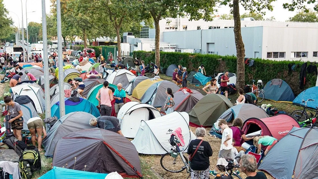 Les anti-bassines se sont installés devant l'Agence de l'eau.