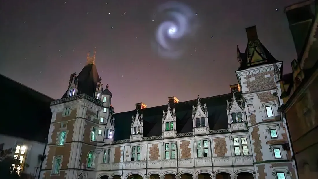 Une spirale bleue mystérieuse au-dessus du château de Blois.