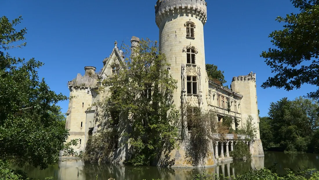 Le château de la Mothe Chandeniers.