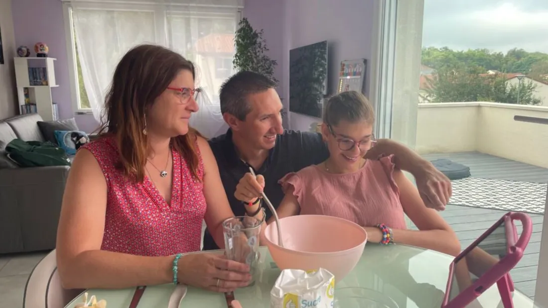 Sandy Jecko avec sa compagne et sa fille, Léonny, atteinte de déficience intellectuelle