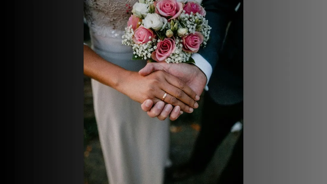 Photo d'illustration : mains habillées d'alliance de mariage 