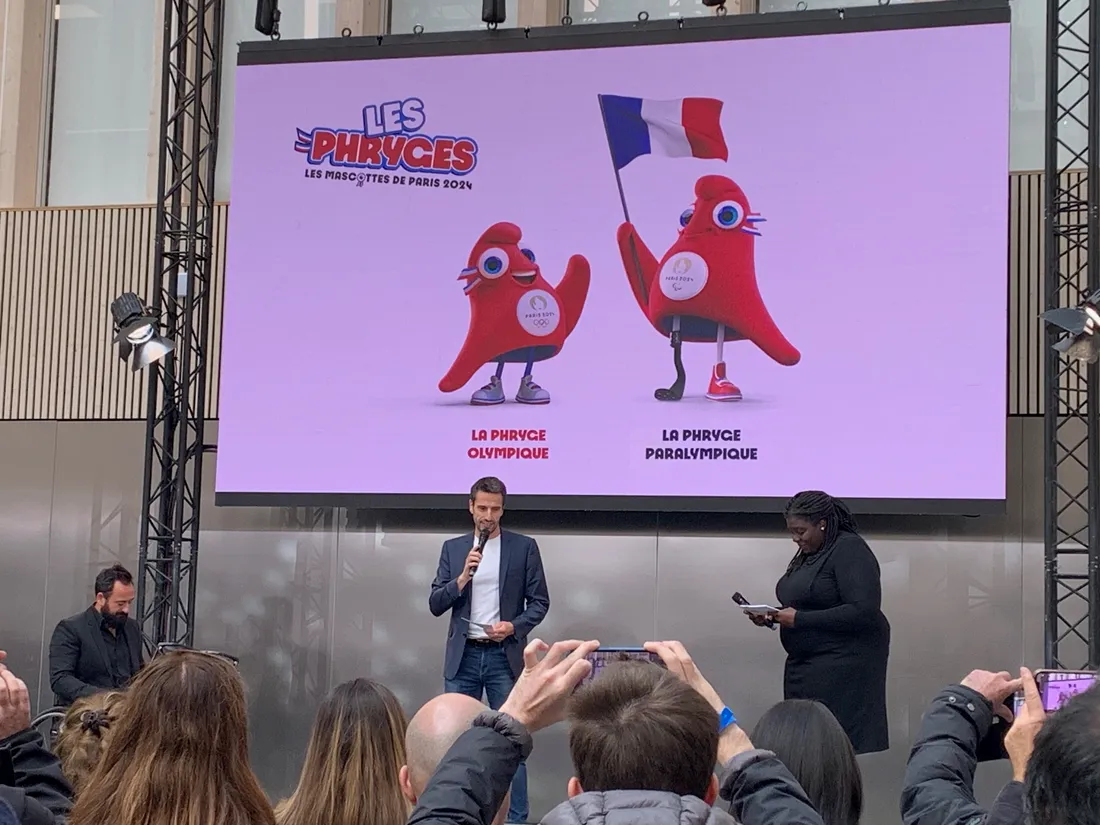 Tony Estanguet, président du comité d'organisation, entouré de Gwladys Épangue et Michaël Jeremiasz.