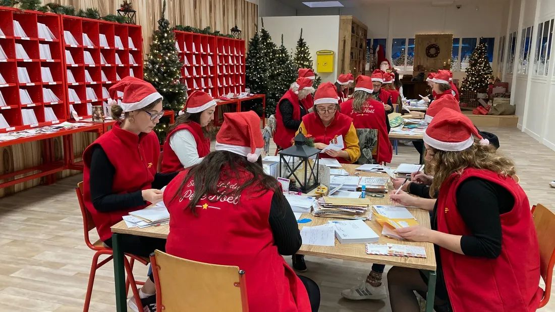 60 lutins et lutines répondent aux lettres envoyées au Père-Noël