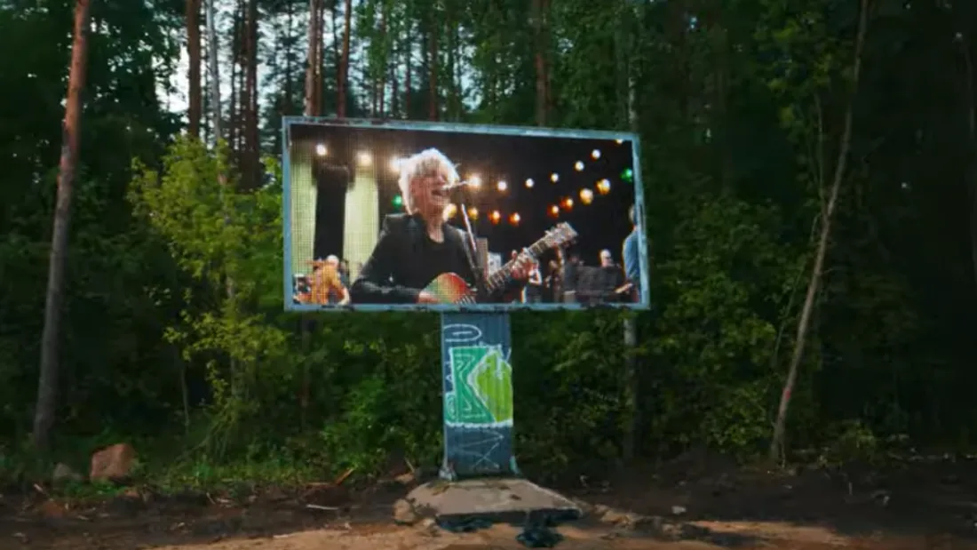 Nicola Sirkis dans le clip "Le Chant des cygnes" d'Indochine.