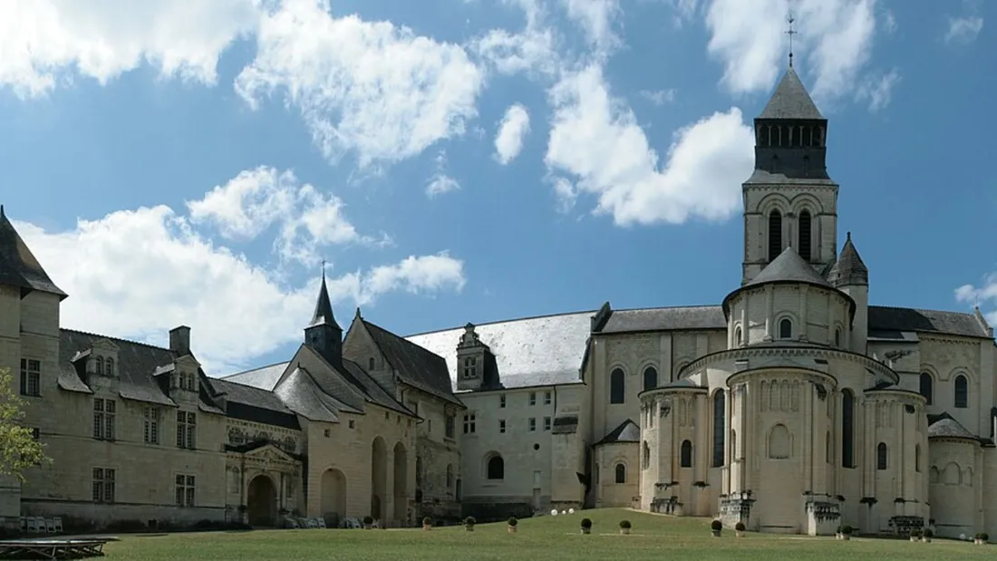 Fontevraud-L'Abbaye dispose d'une remarquable Abbaye Royale.