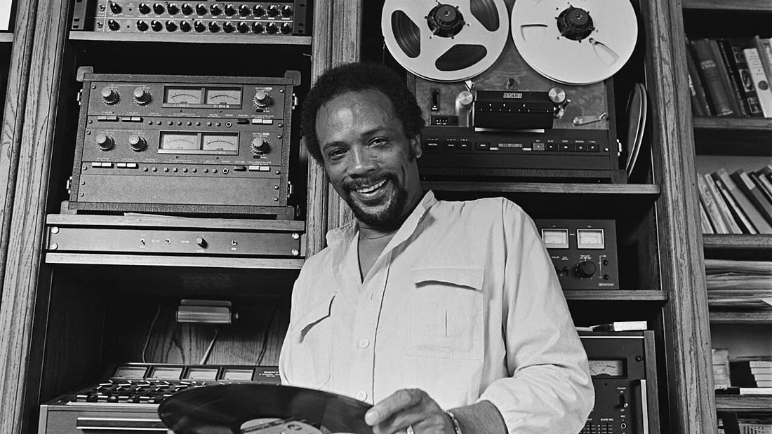 Quincy Jones en studio dans les années 1980.