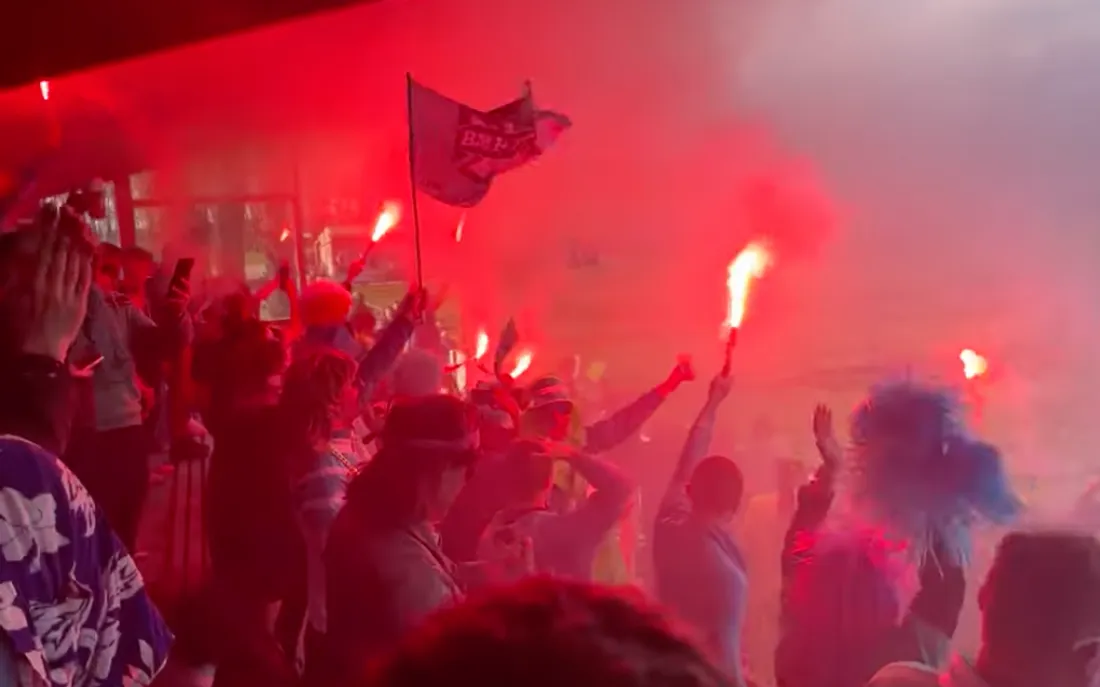 Les "Super-kop-ter" s'amusent à choisir un club au hasard pour mettre l'ambiance dans les tribunes
