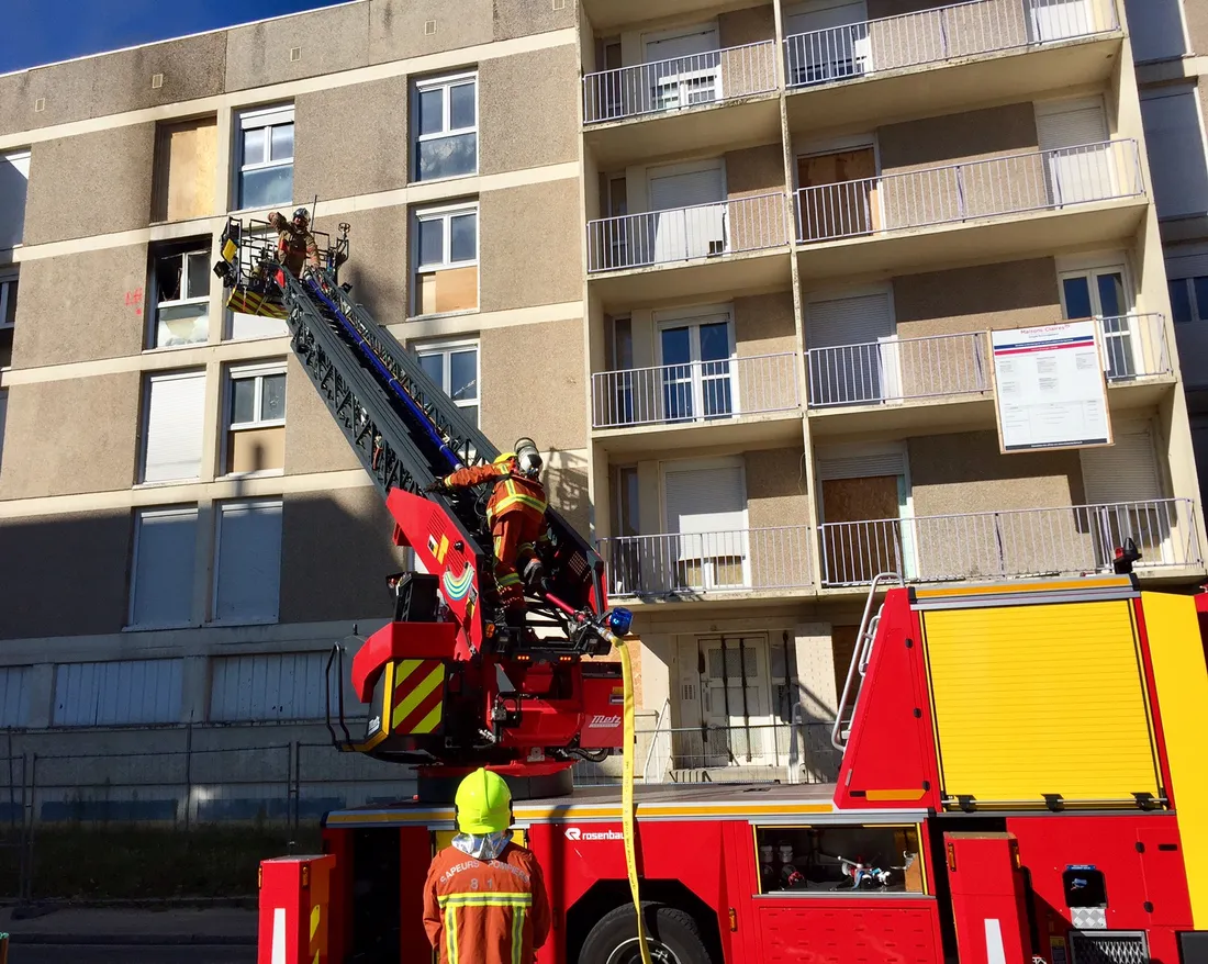 Pompiers intervient immeuble incendie