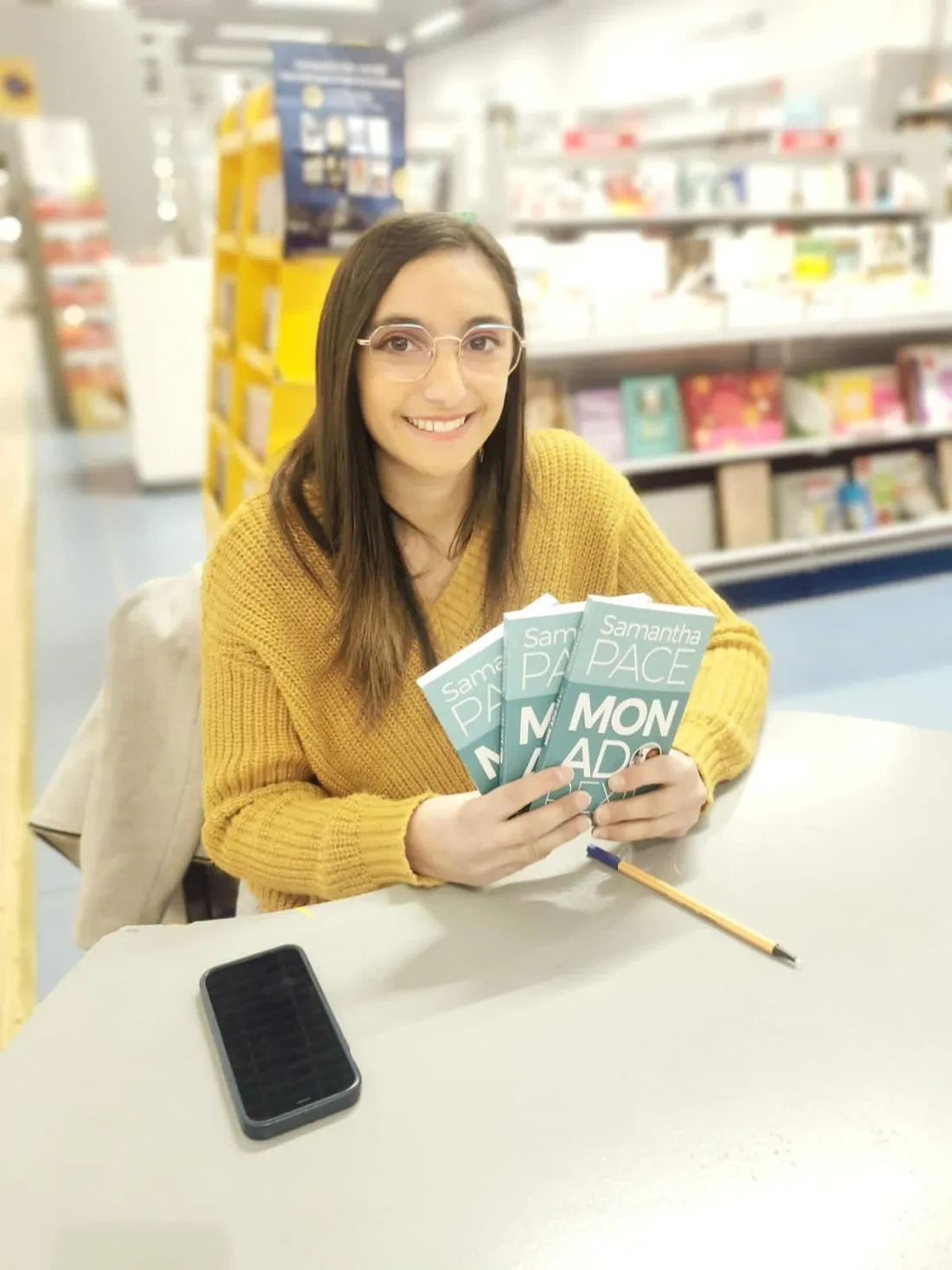Samantha Pace et son livre "Mon ado-rexie" en séance de dédicaces 