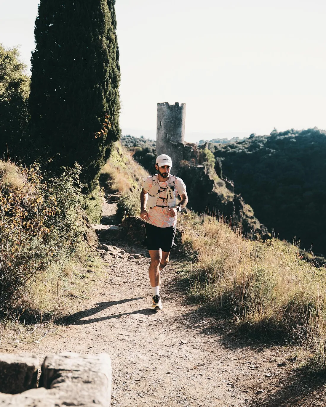 une course de 240 km,reliant les huit sites des forteresses cathares, de Montségur à Lastours.