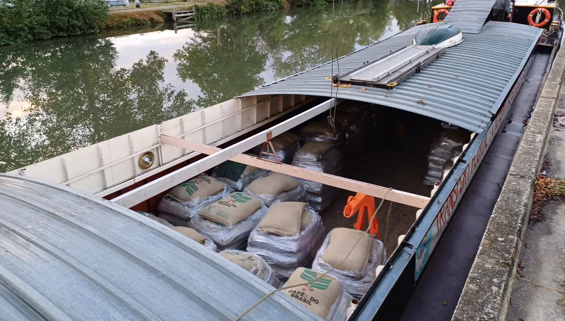 Une péniche a amarré au port de Lalande avec, à son bord, une cargaison de plusieurs tonnes de cafés