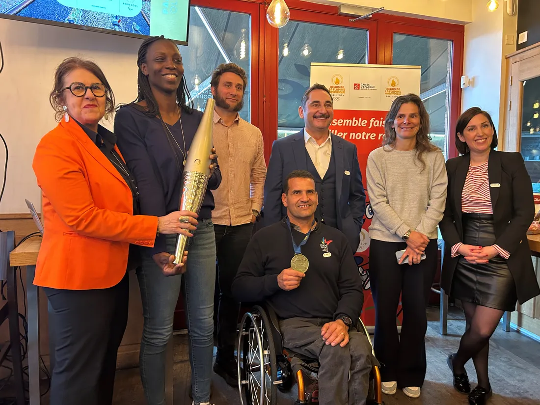 Omar Bouyoucef en compagnie d'autres porteurs de la flamme en Occitanie.