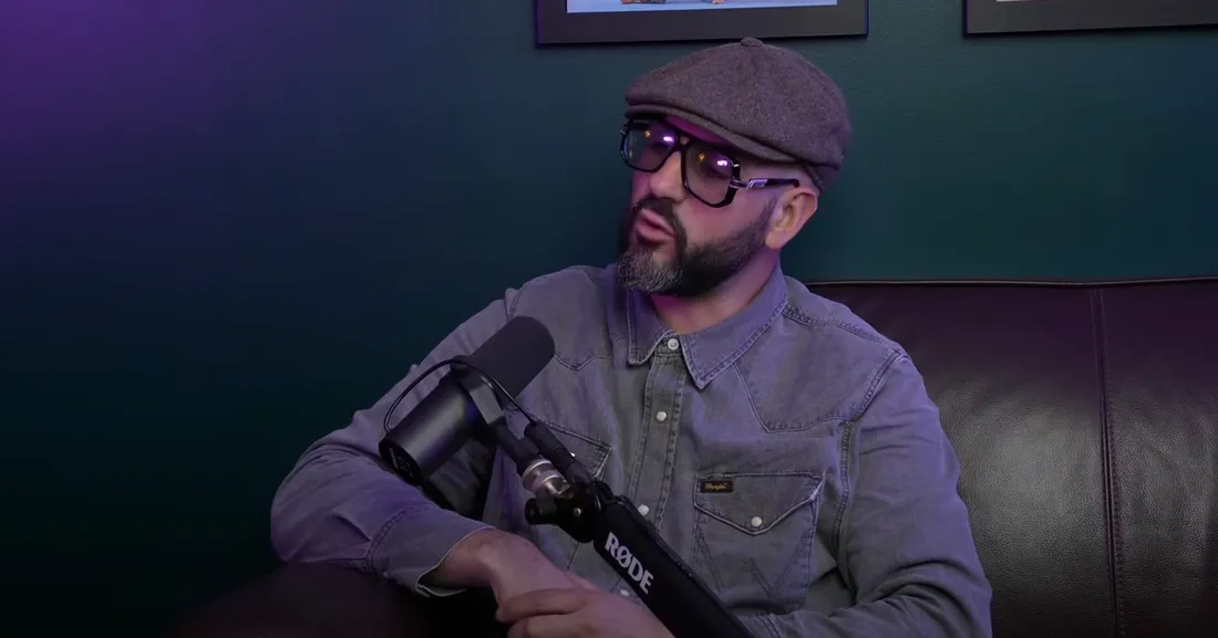 Papacito lors d'un podcast vidéo avec le youtubeur "La Menace"