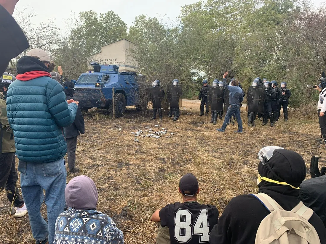 La gendarmerie a déployé un blindé. 