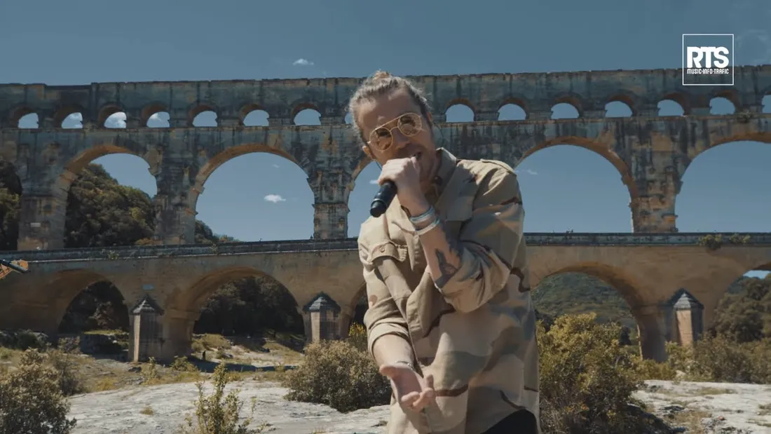 Julien Doré, lors de son concert acoustique au Pont du Gard avec RTS.