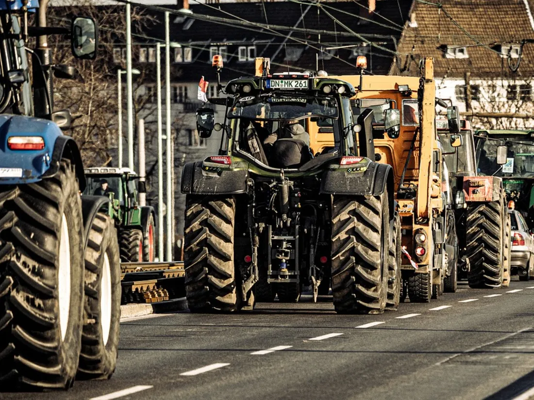 Des dizaines de tracteurs bloquent l'A9 en direction du Boulou.