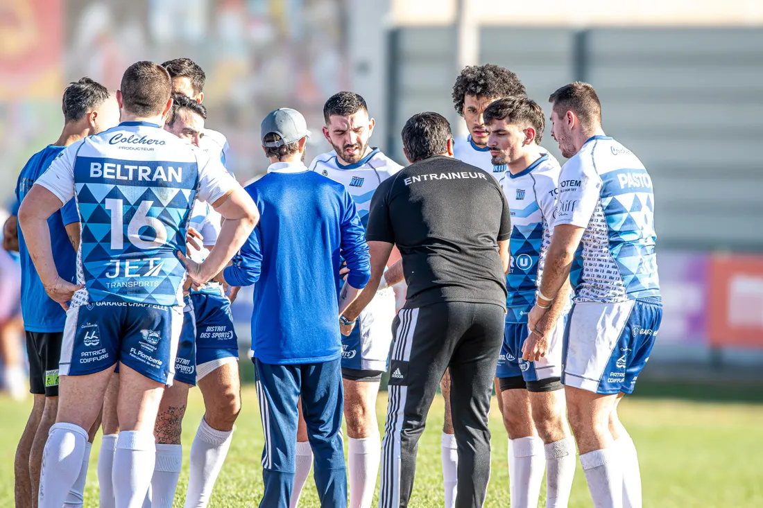 Alexandre Pages donne ses consignes à ses joueurs. 