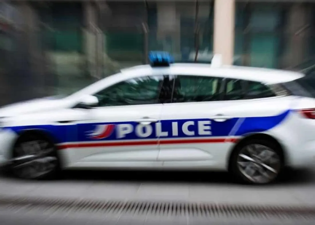 Il crache sur la police