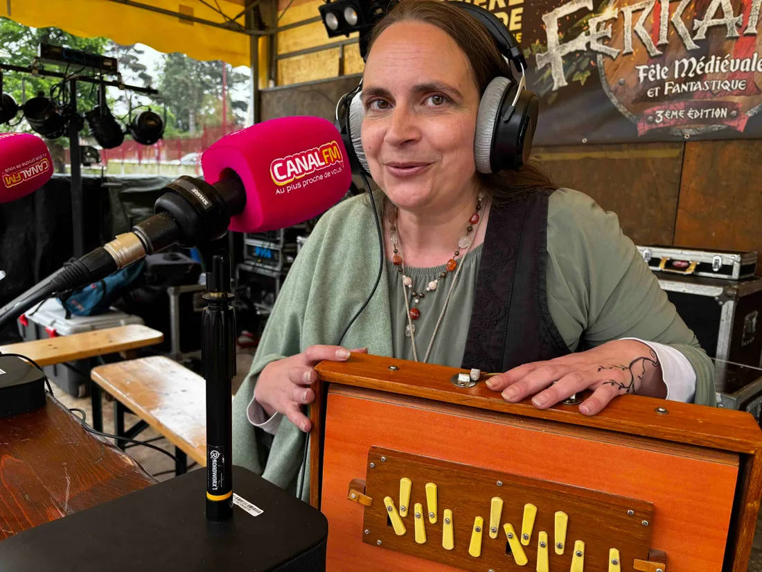 Amélie et son instrument, le Sruti Box