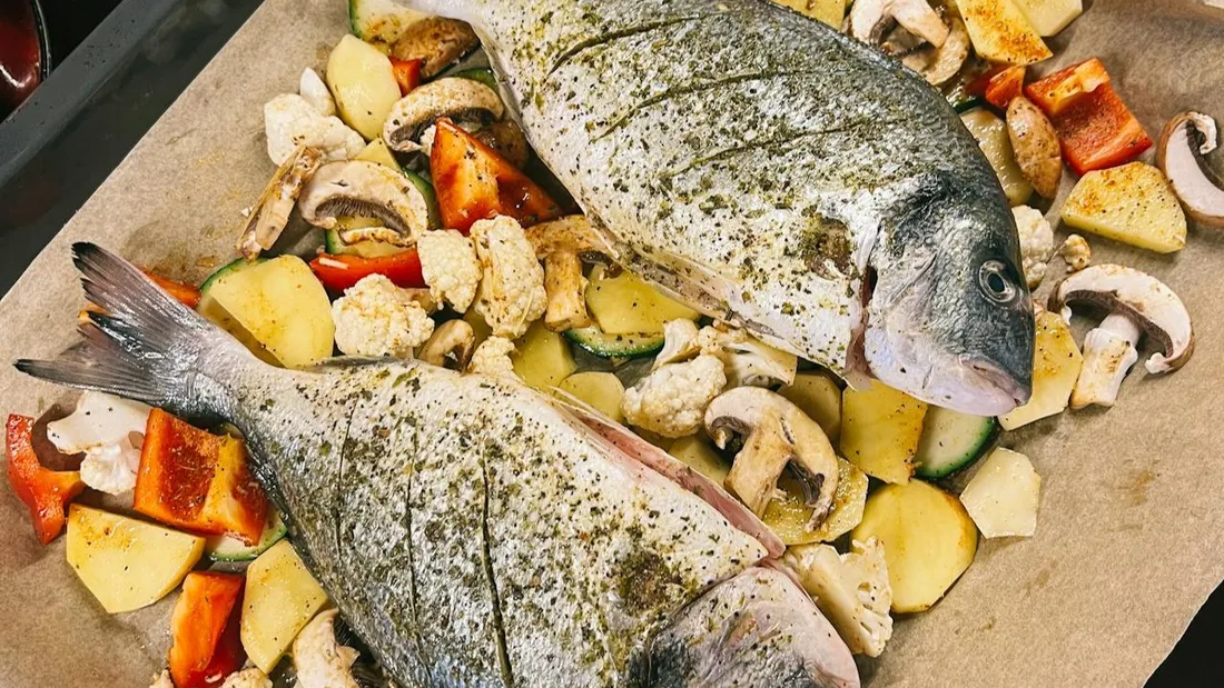 Bar entier cuit au four sur lit de légumes