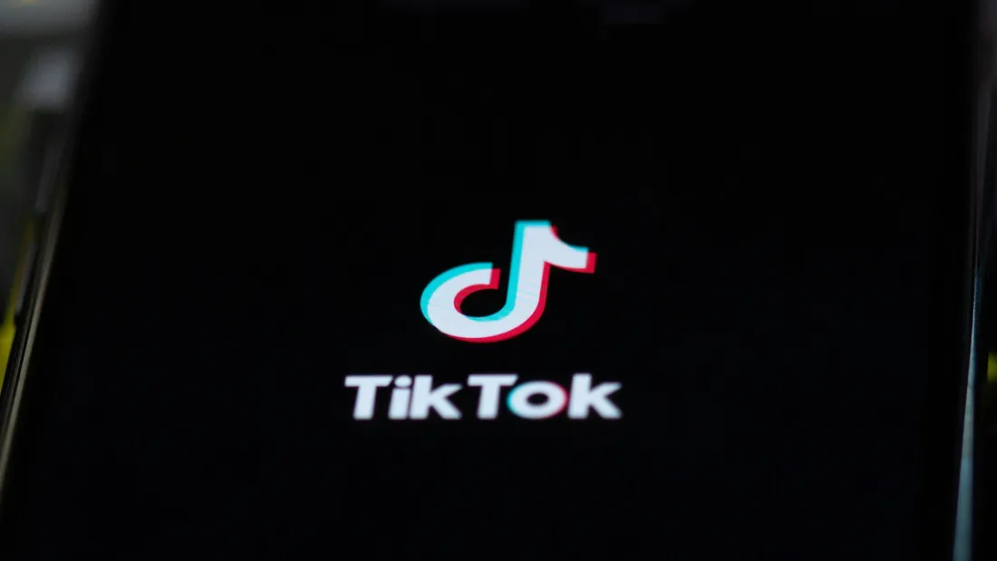 TikTok visé par une enquête pour son algorithme, soupçonné...