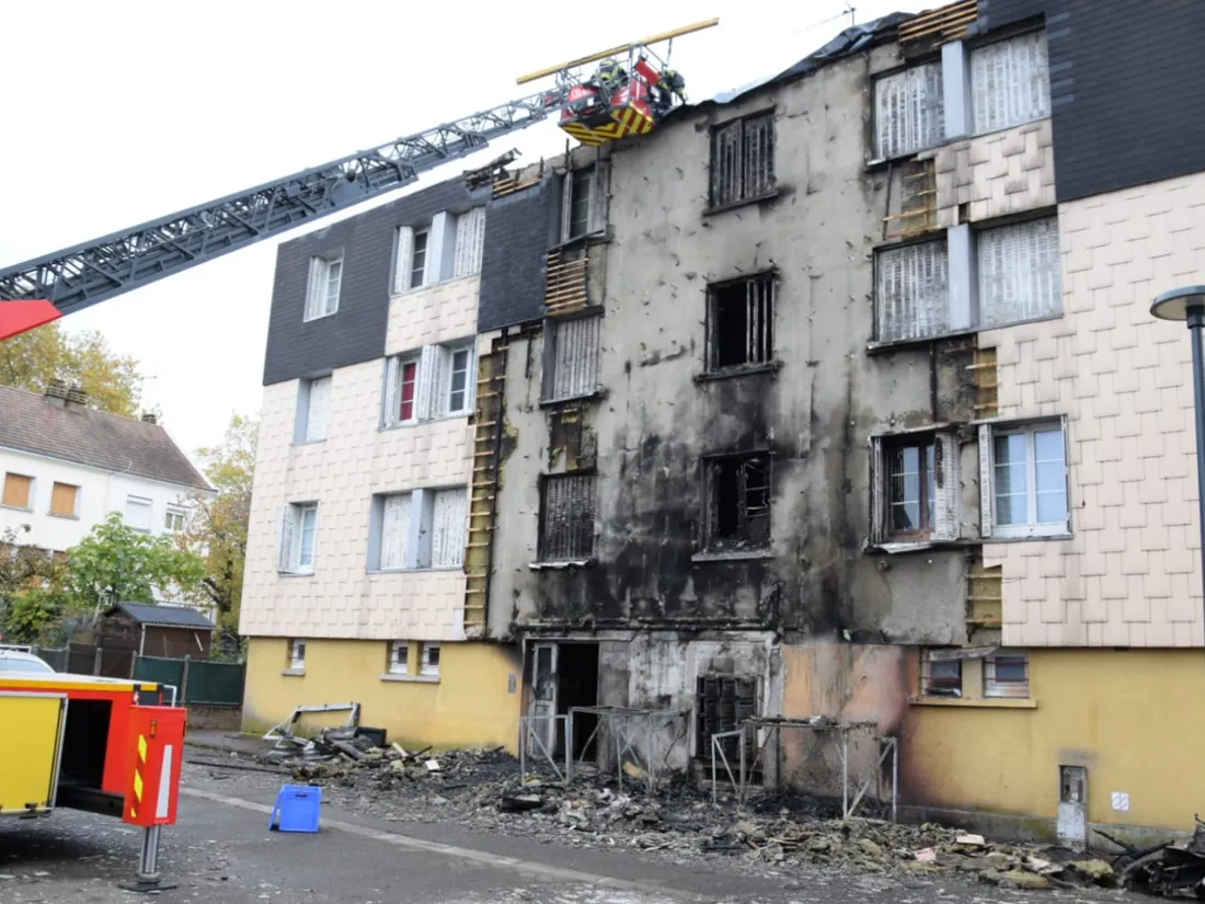 Un immeuble de Châteaudun ravagé par les flammes ce matin