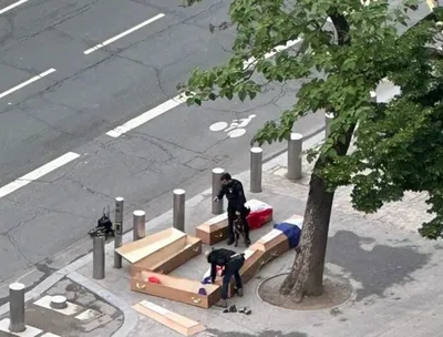 Des cercueils ont été déposés devant la tour Eiffel