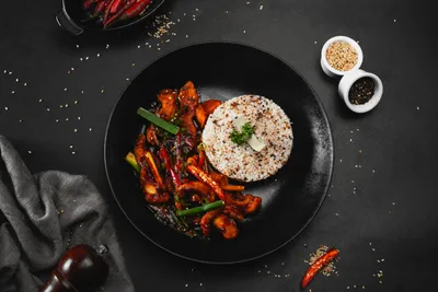 Wok de poulet à la citronnelle et au curry rouge