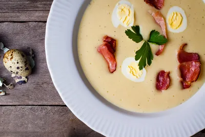 Velouté d’asperges blanches, œufs de caille, chips de jambon cru