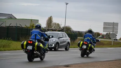 Après un excès de vitesse, l'automobiliste est escorté par les...