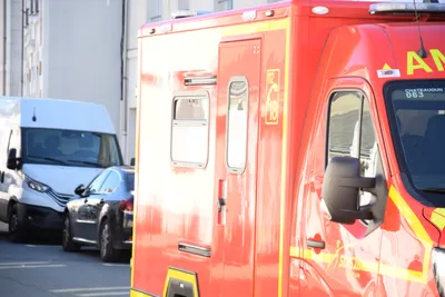 Une voiture sur le toit à Brou