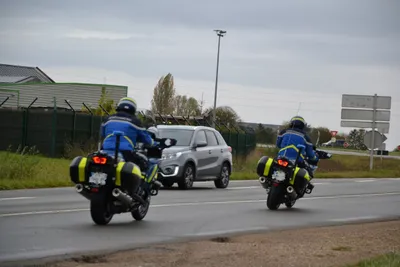 Après un excès de vitesse, l'automobiliste est escorté par les...